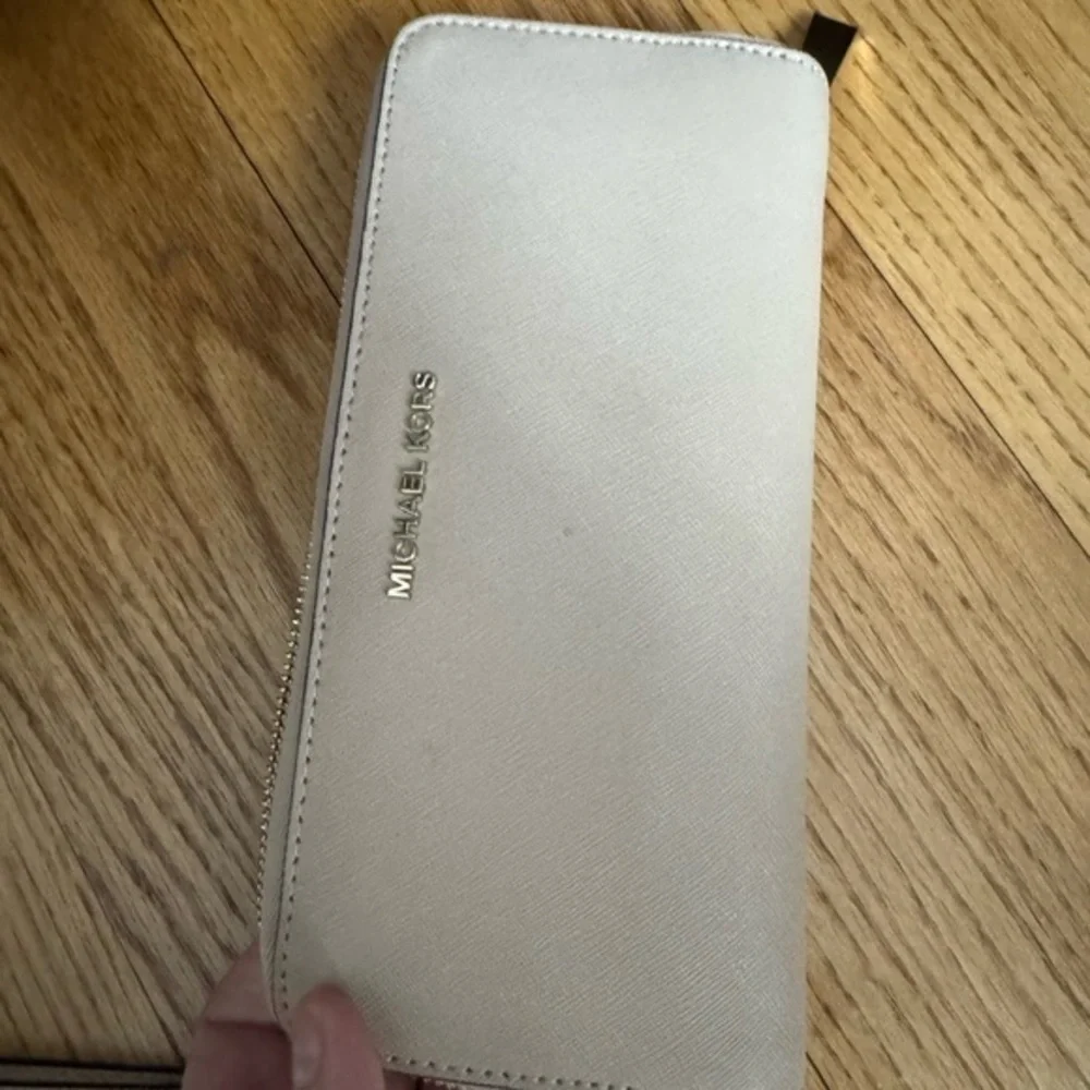 Michael Kors Cream Wallet pebbled leather - Picture 7 of 16